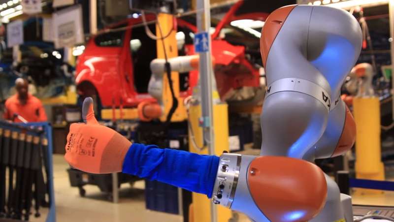 Робот на конвейере Ford — помощник или конкурент человека?