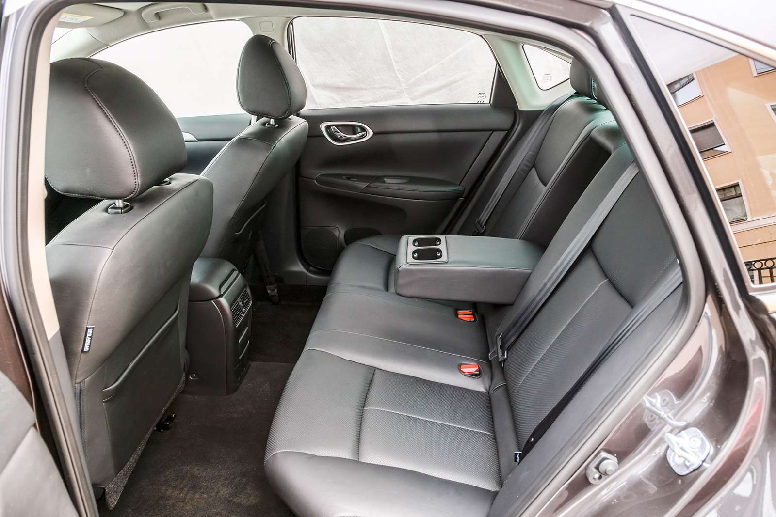 Nissan Sentra. В заднем ряду – простор на уровне бизнес- класса! Японцы говорят, что по запасу пространства для коленей «Сентре» нет равных в своем сегменте.