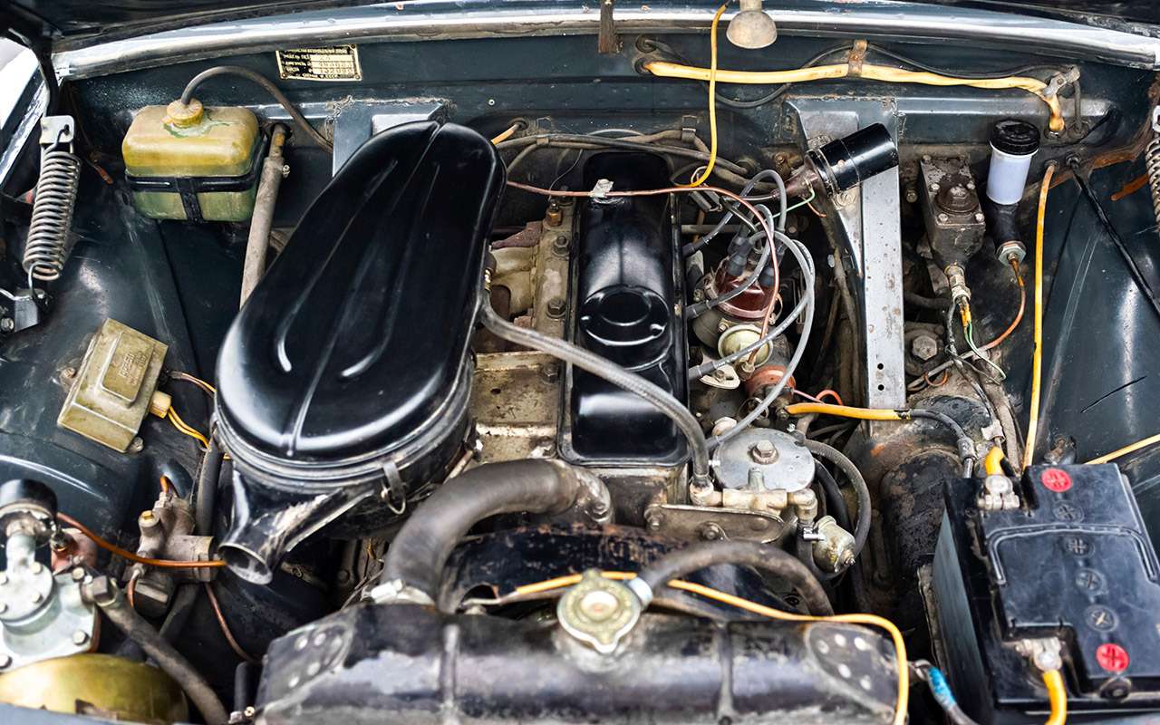 Карбюраторный двигатель 24Д выдает 95 л.с. – в СССР в условно свободной продаже не было машин мощнее. Возможностей мотора хватает для уверенного старта, благо 190 ньютон-метров крутящего момента доступны уже с 2000 об/мин.