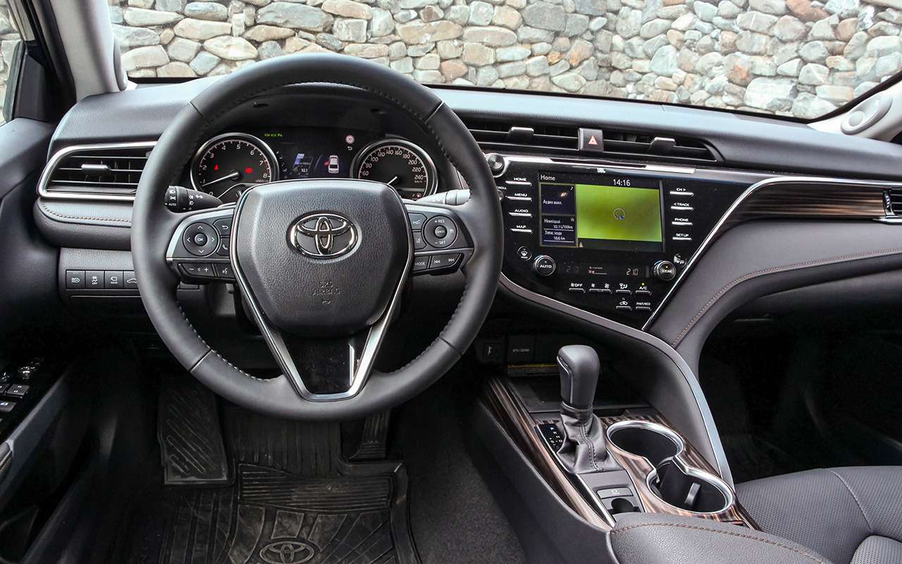 Новая Toyota Camry: ее научили ездить! — фото 875425