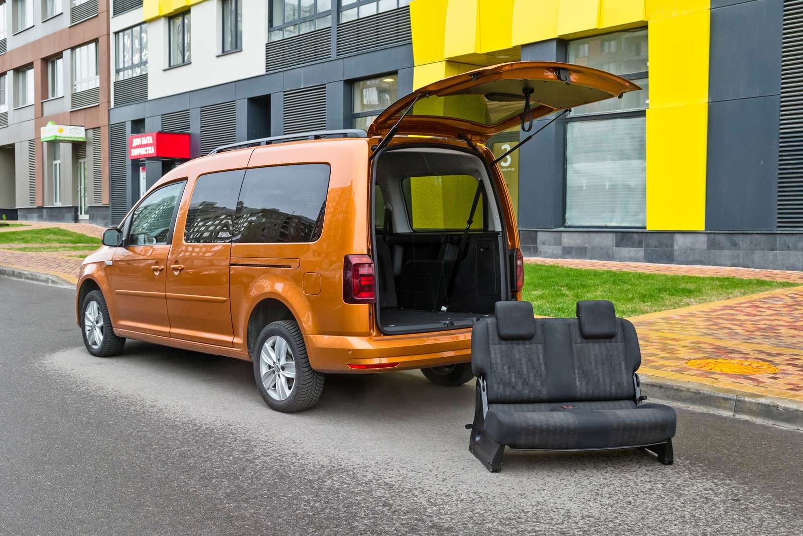 Изящество или практичность? Citroen Grand C4 Picasso против VW Caddy Maxi — фото 599147