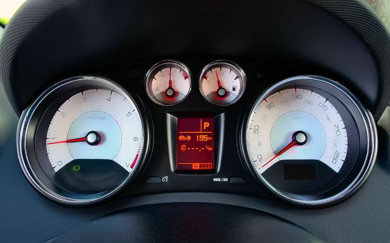Рестайлинговый Peugeot 408 — солидность, гармония и новый автомат