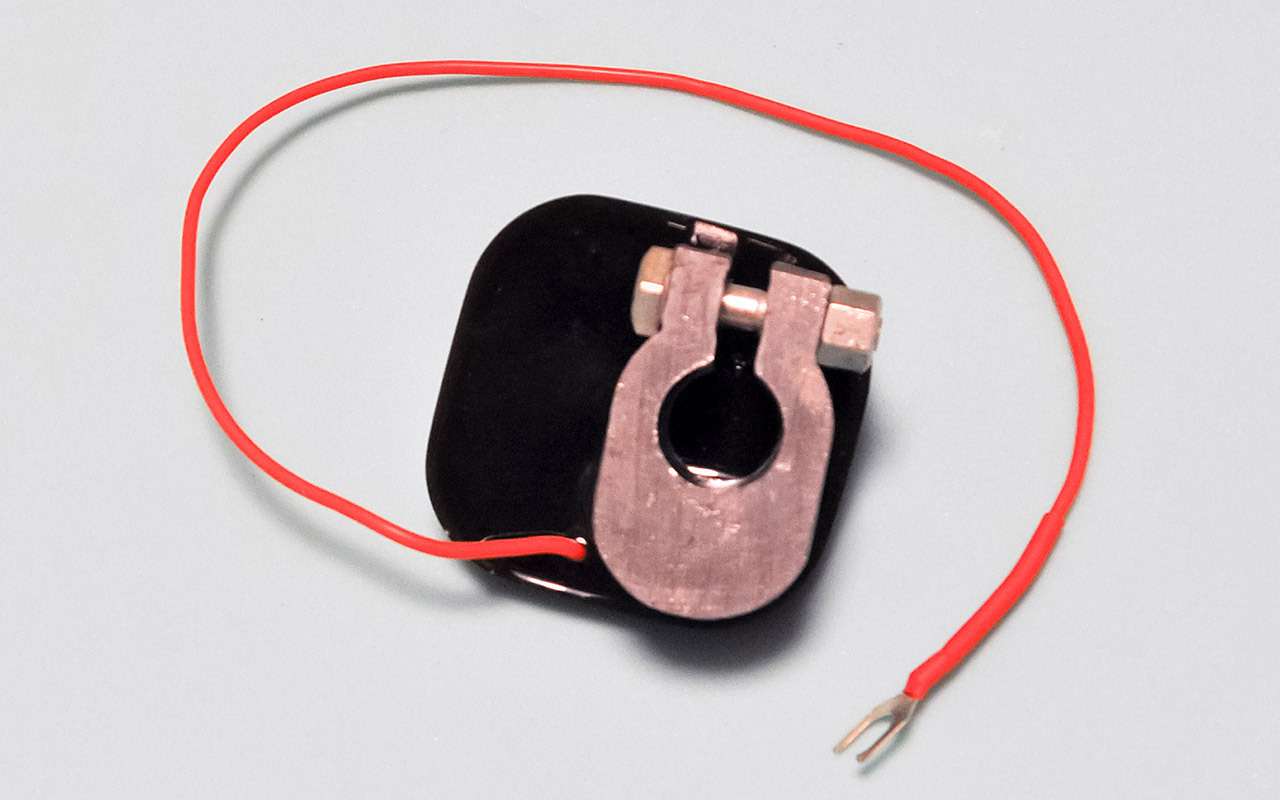 Простенькое устройство крепится к минусовому выводу АКБ клеммовым зажимом, стягиваемым болтом с гайкой под ключ «на 10».