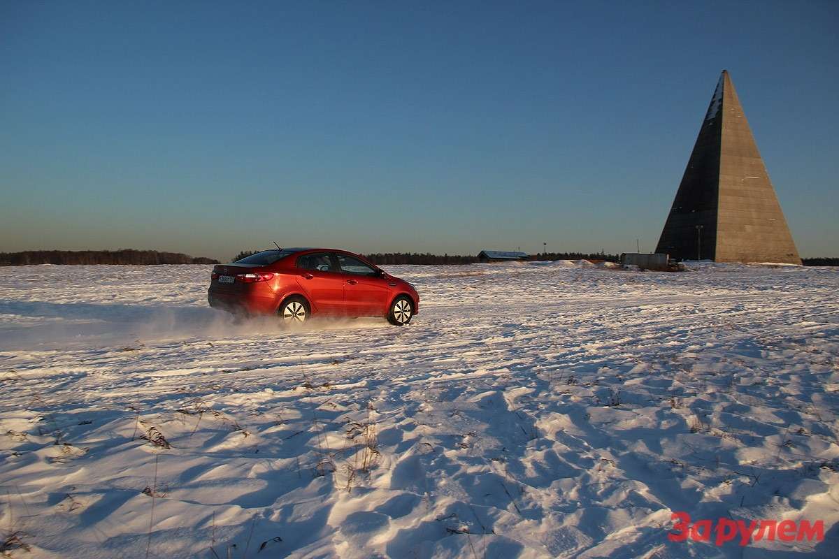 Тестировать ходовые свойства автомобиля на снежном покрытии мы отправились к пирамиде Голода на Новорижском шоссе