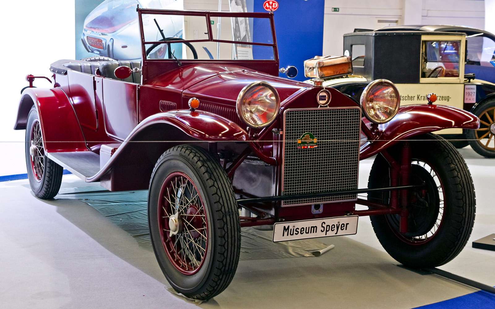 Итальянская Lancia Lambda, дебютировавшая в 1921 году, эффектным дизайном не отличалась, зато некоторыми техническими решениями произвела фурор.
