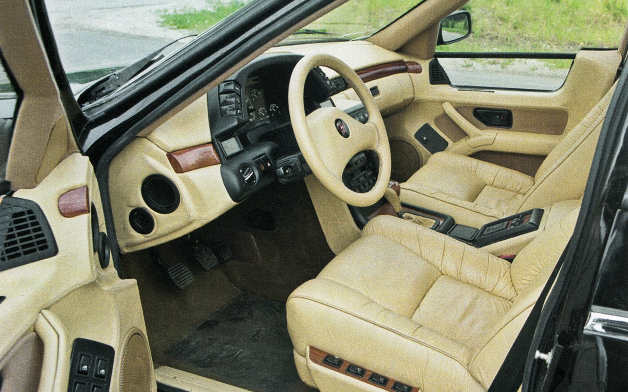 Некоторые дизайнерские решения интерьера позже были использованы на Волге ГАЗ-3110. У первых прототипов было двухэтажное остекление дверей.