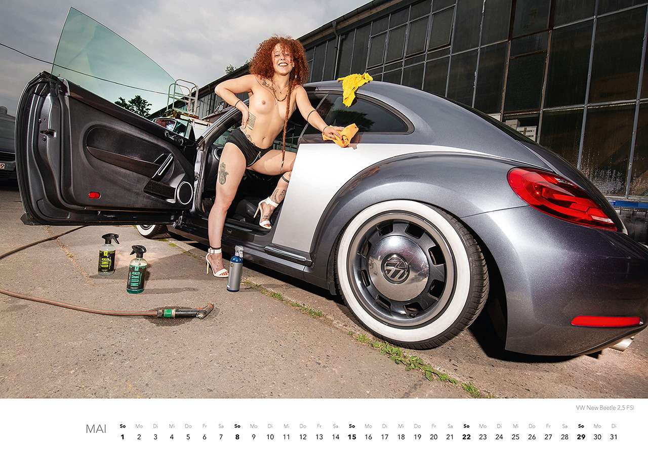 Пикантная автомойка: полуодетые красотки в календаре-2022 — фото 1294152