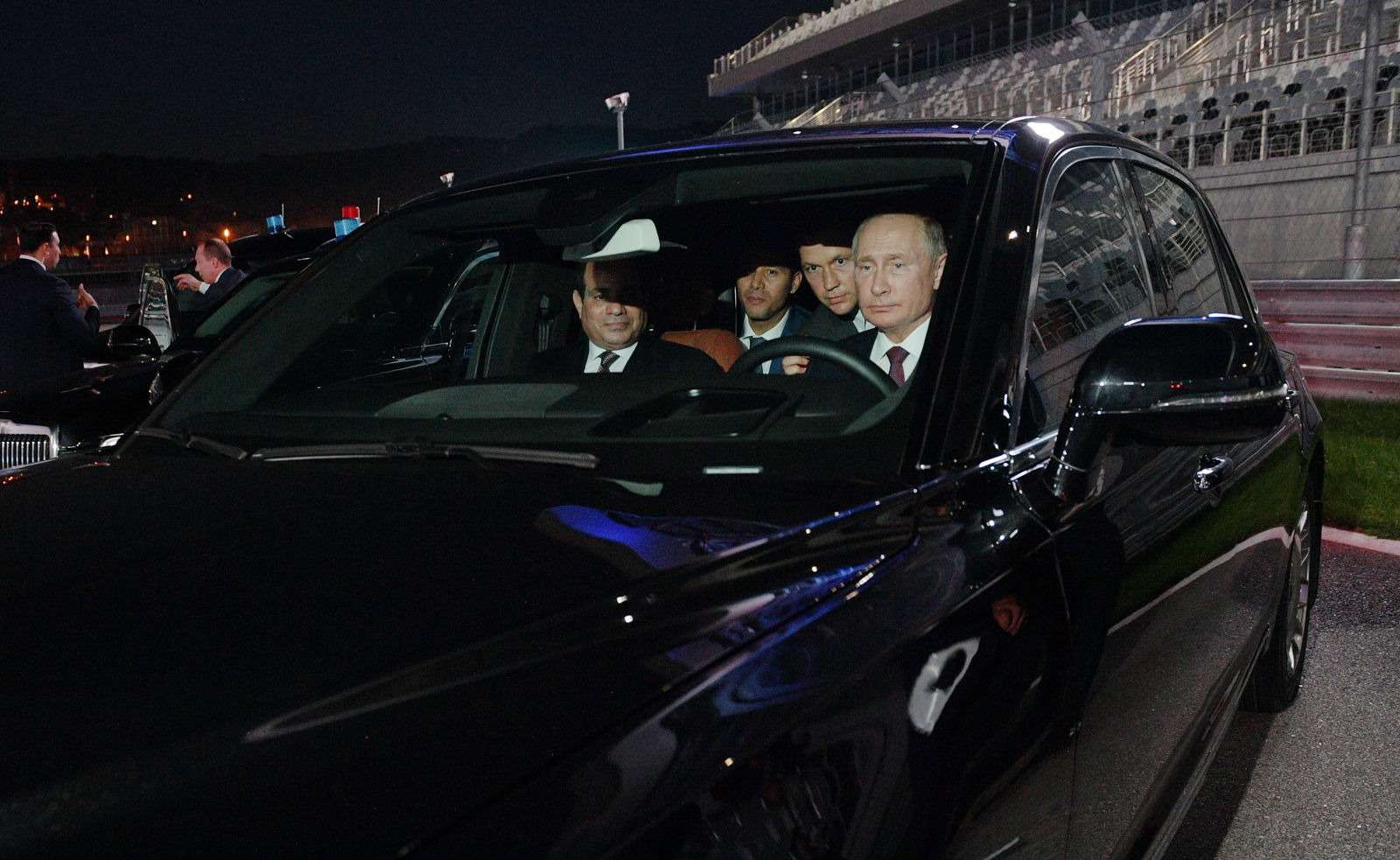 Владимир Путин сел за руль седана Аурус Сенат — фото 915222