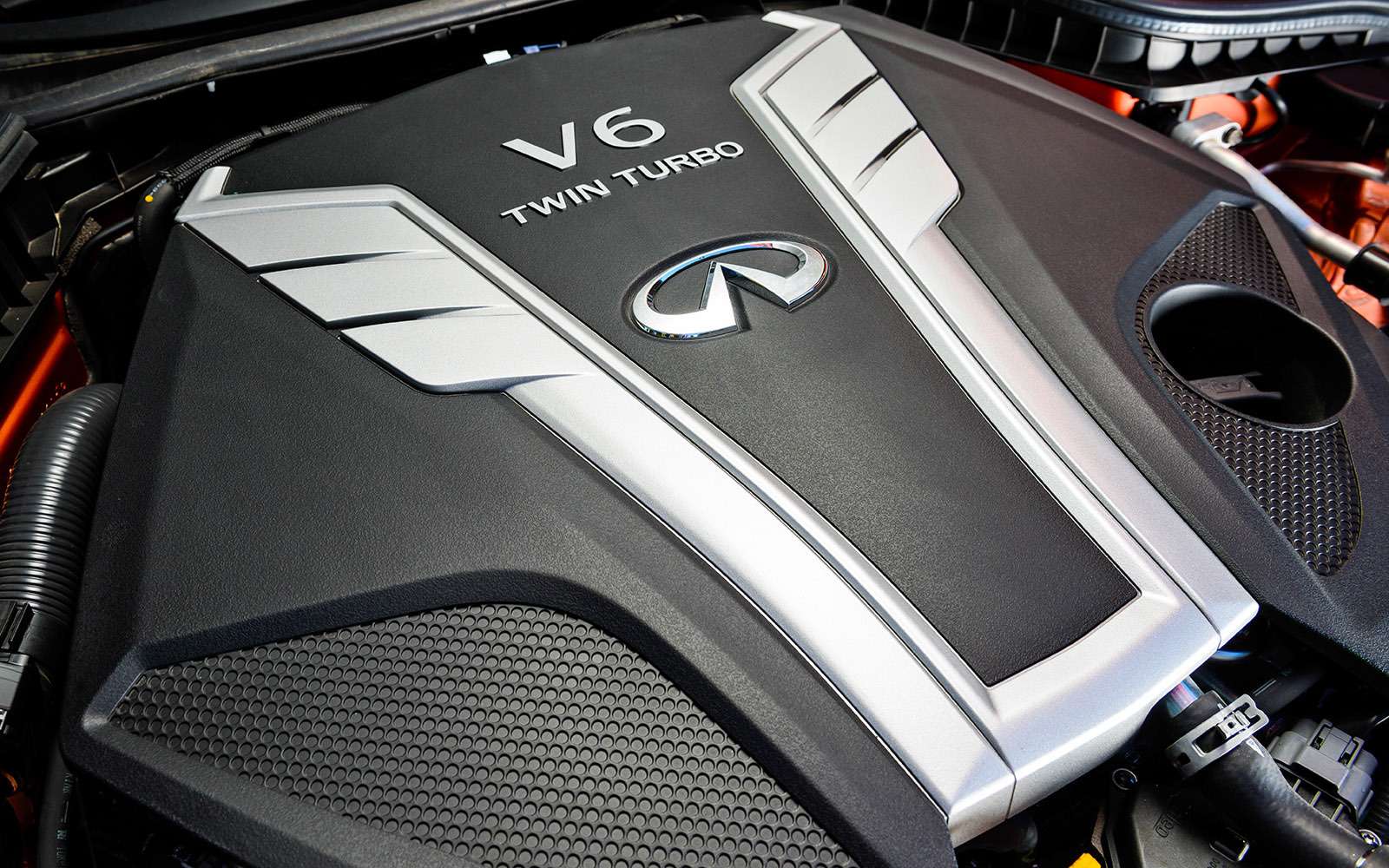 Трехлитровый твин-турбо VR30DDTT, чья вариация с индексом VR38 работает на суперкупе Nissan GT-R, ведет родословную от моторов легендарной серии VQ, не раз признававшихся в Америке лучшими.