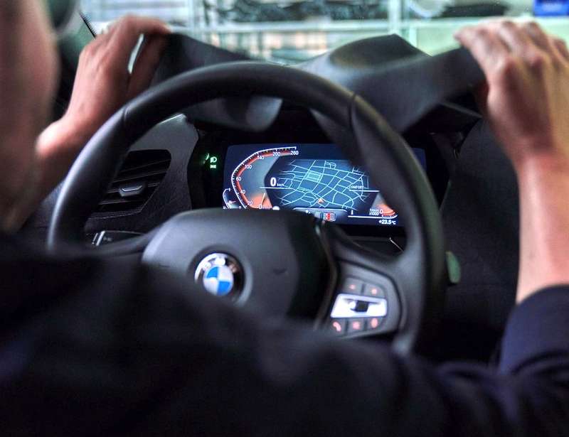 Диоды по кругу и цифровые приборы: новые детали о самом доступном BMW