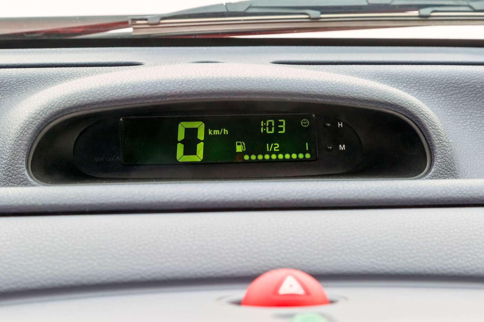 Renault Twingo. Основная информация – на маленьком дисплейчике под лобовым стеклом. Скорость и уровень топлива видны? Уже хорошо!