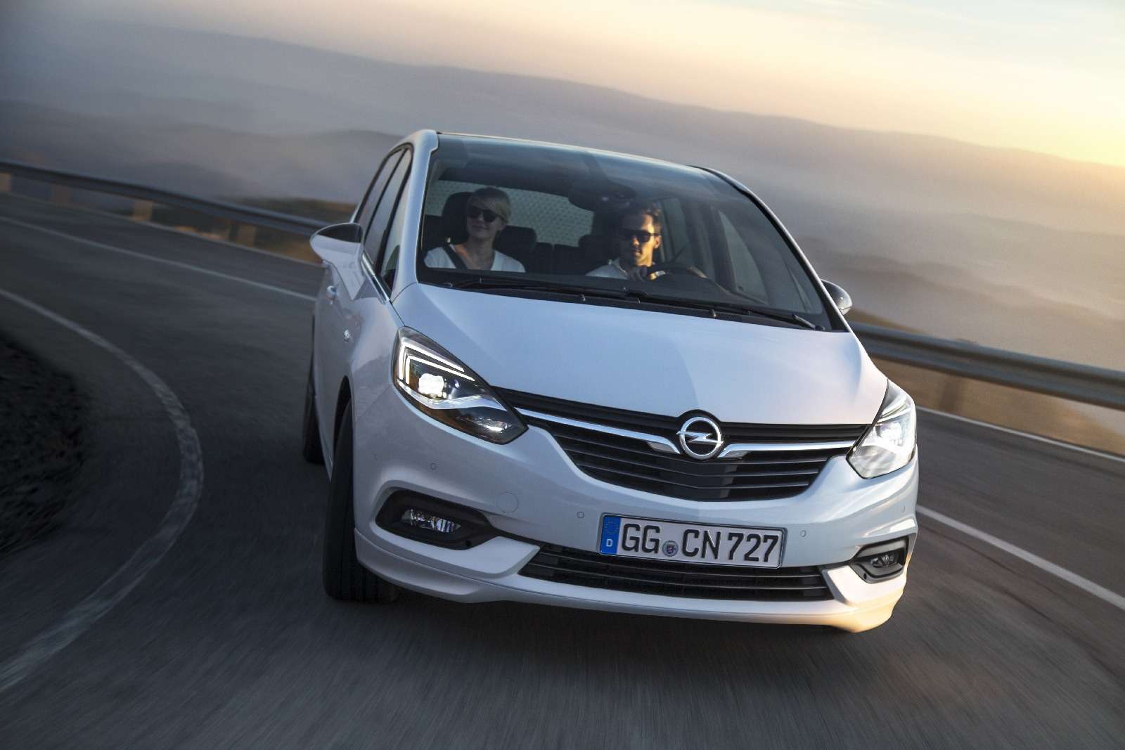 Обновленный компактвэн Opel Zafira представлен официально — фото 593687