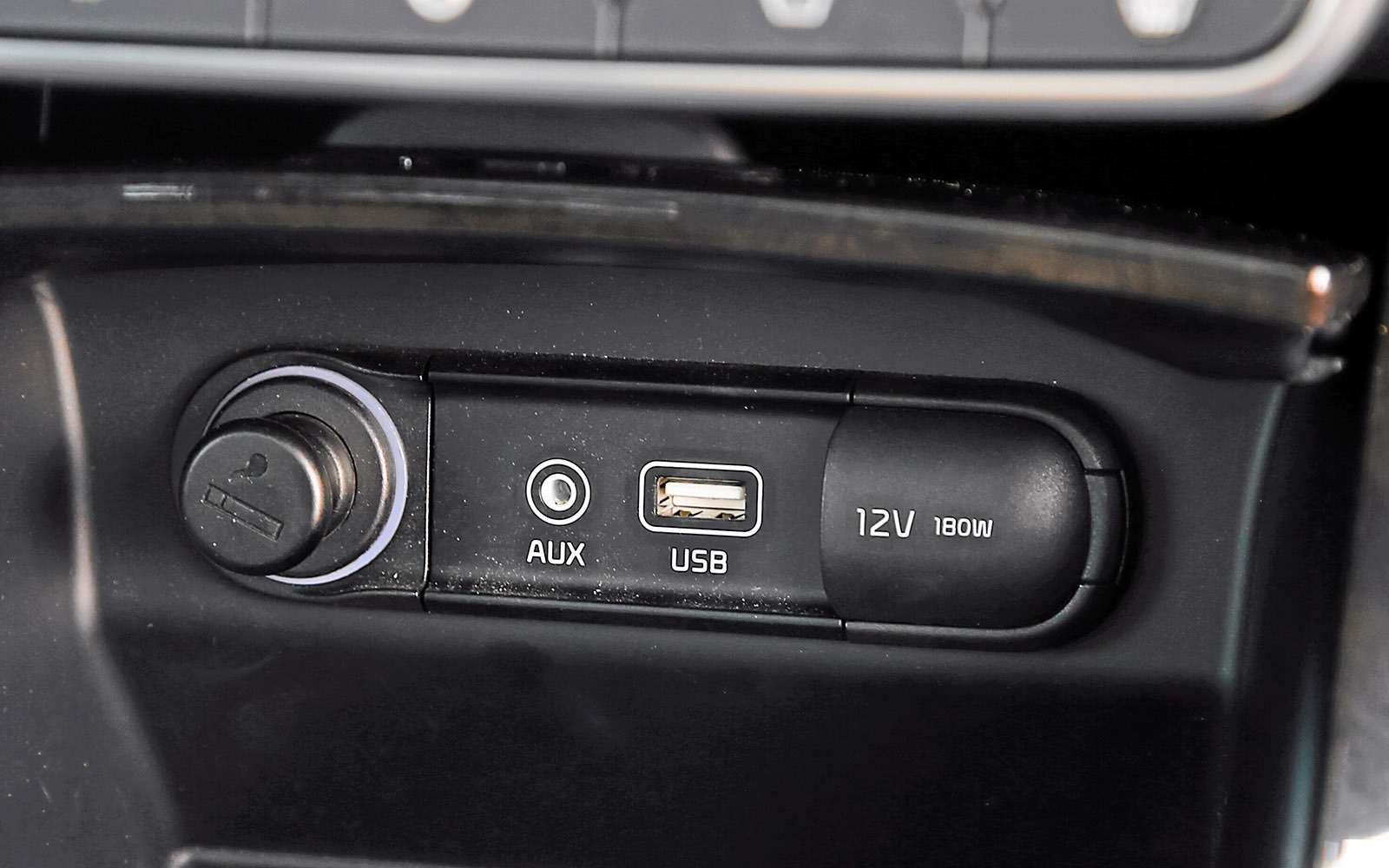 Под рядом клавиш, упруго подающихся при включении обогревов руля и сидений, а также вентиляции кресел, – разъемы USB и AUX.