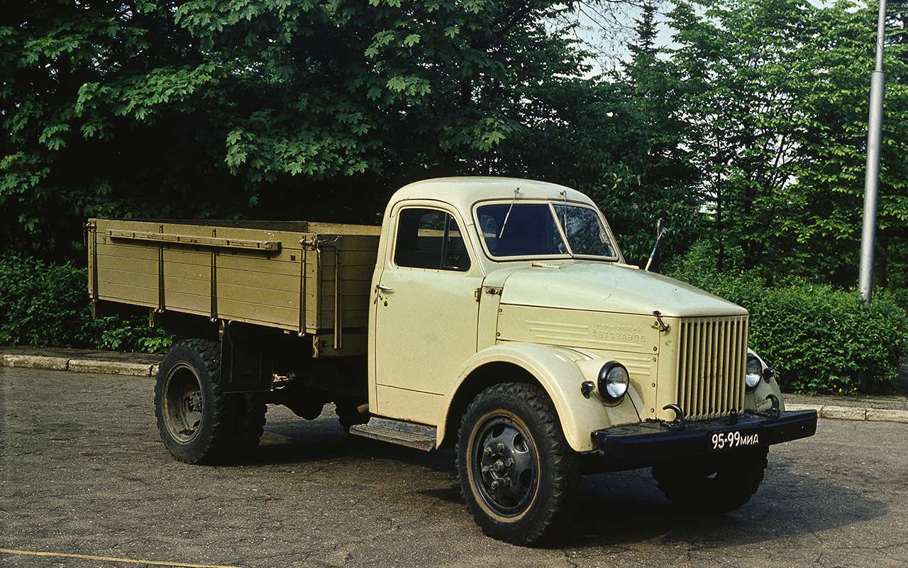 ГАЗ-51 производили до 1975 года. Автомобиль стал самым массовым грузовиком СССР – изготовили около 3,5 млн машин.