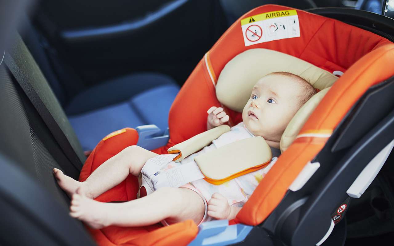 Детей в возрасте до года (а по шведским рекомендациям — до 3 лет) можно возить только спиной вперед.