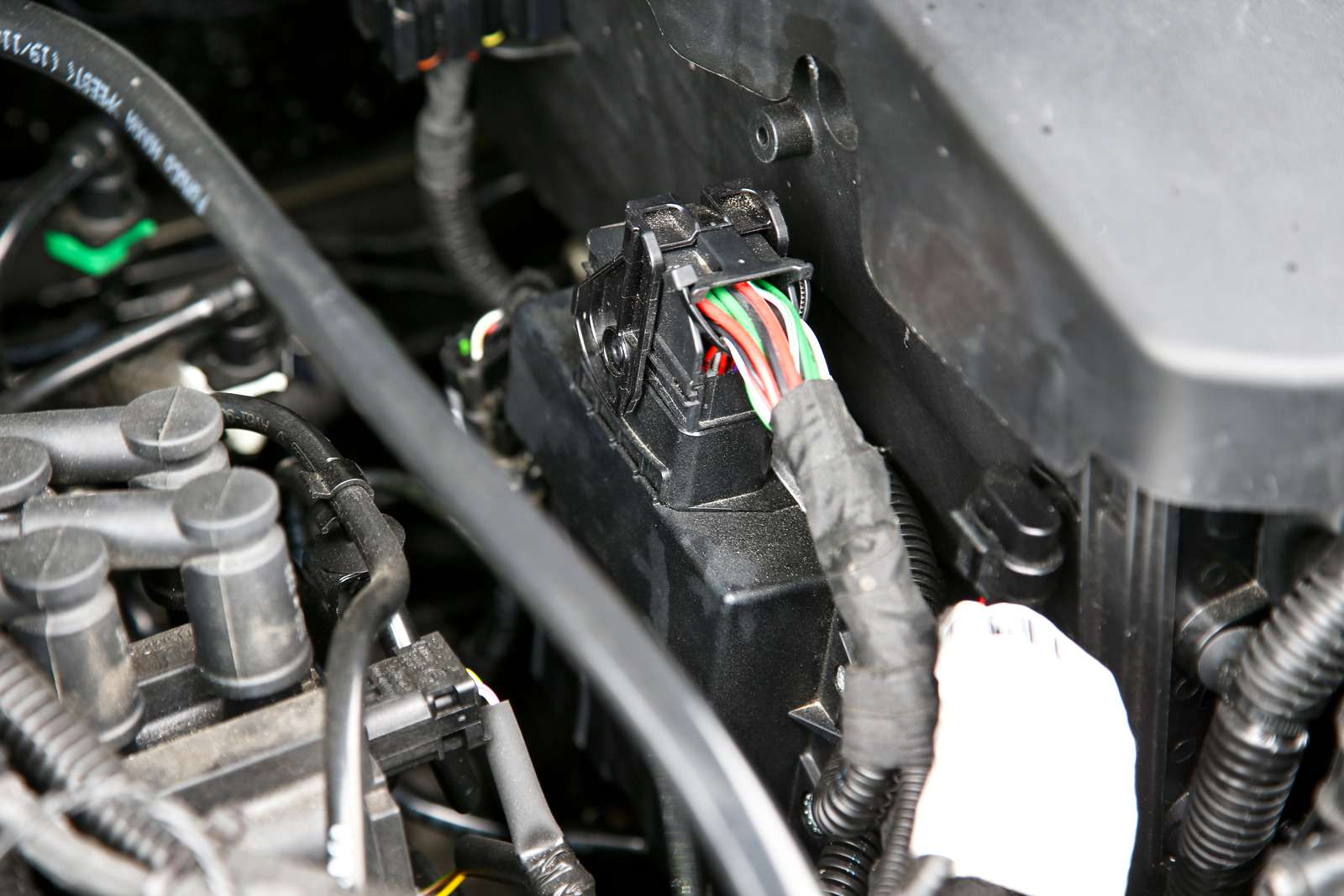 Слева от двигателя установлен дополнительный блок управления. У него есть собственный диагностический разъем, позволяющий, ко всему прочему, проверять давление газа в системе.