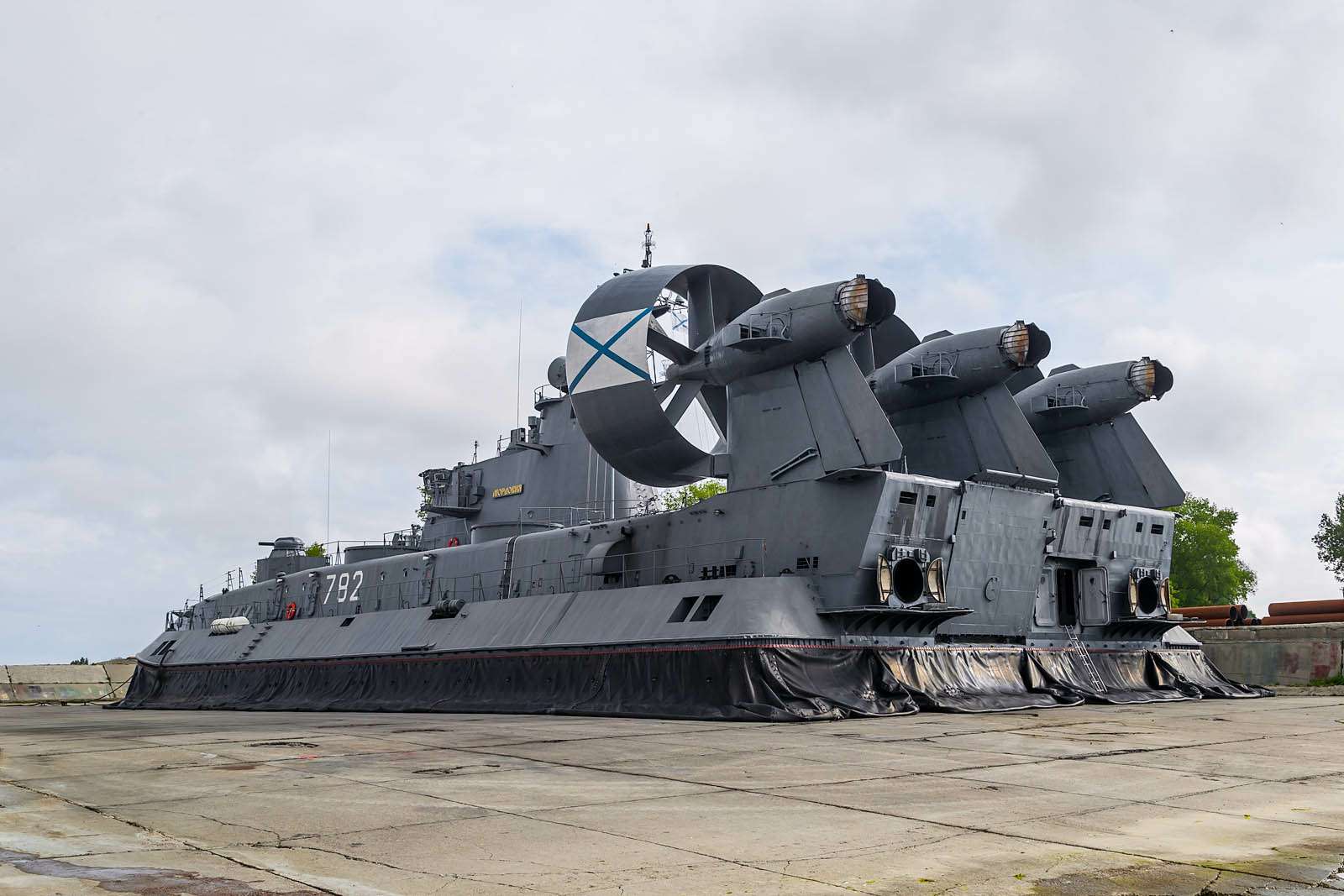 Малый десантный корабль Зубр: самый большой на воздушной подушке — фото 612049