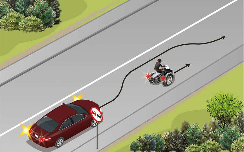 Легковушка догнала мотоцикл с коляской. Тот едет медленно и явно сдерживает автомобиль. Может ли в этом месте машина обойти тихохода?