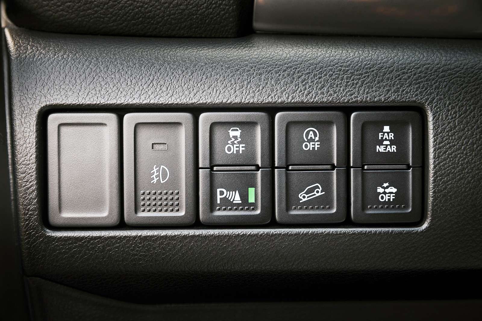 Система Pre collision (крайние кнопки справа) позволяет держать безопасную дистанцию до впереди идущего автомобиля.