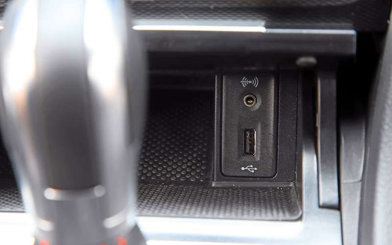 VW Golf GTI против Infiniti Q30 —  кто любит погорячее