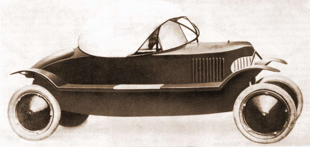 Представленный на Берлинском IAA в 1921 году автомобиль Grade F1 также имел штампованное несущее днище, однако мотор располагался спереди. Коробка передач отсутствовала — ее заменяла фрикционная передача из установленных под углом 90 градусов вращающихся дисков. Один находился на хвостовике идущего от двигателя вала, другой перемещался поперек на ведомом валу. Изменение плеча обкатки меняло передаточное отношение