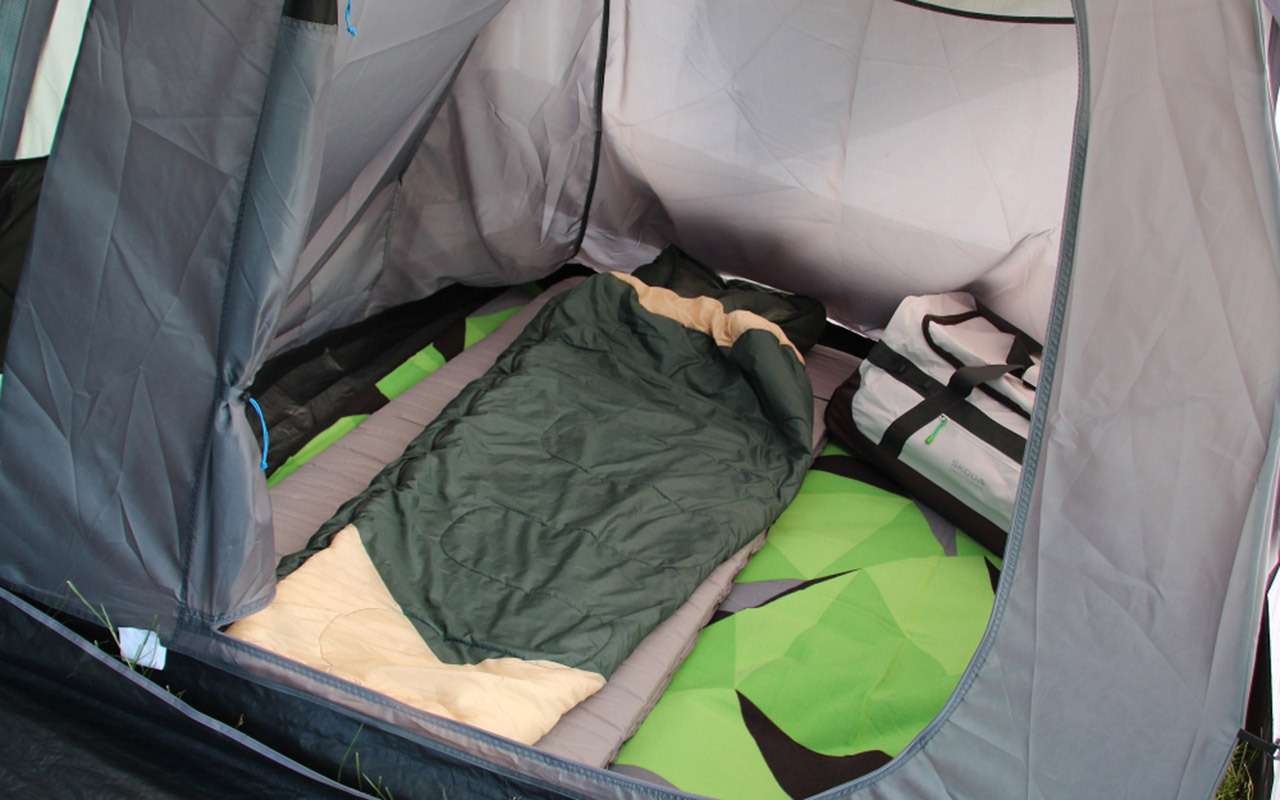 Дешевая альтернатива кемперу — надувная палатка Skoda — фото 1141528