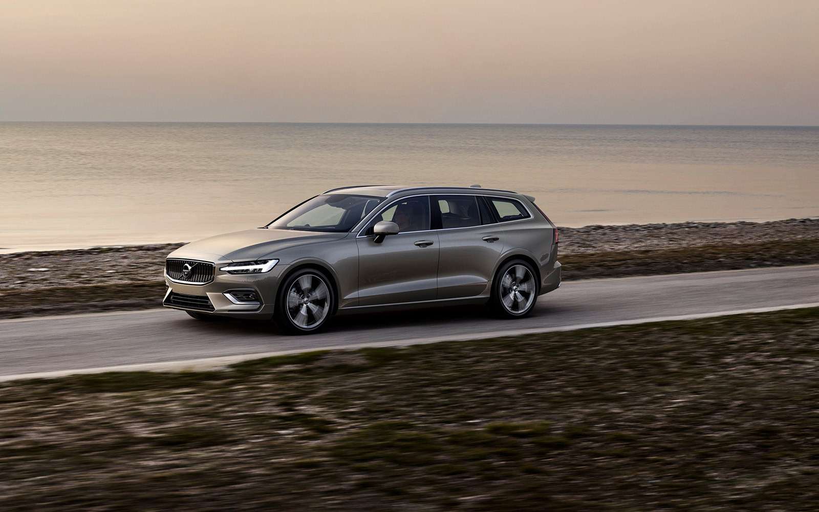 Volvo представила V60: семейный, роскошный и не для нас — фото 847555
