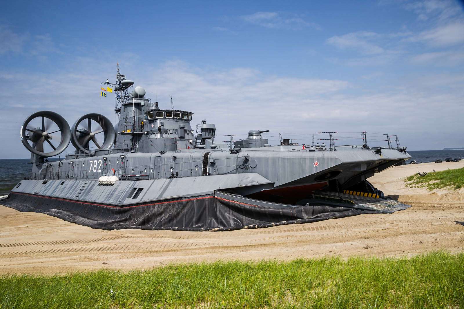 Малый десантный корабль Зубр: самый большой на воздушной подушке — фото 612047