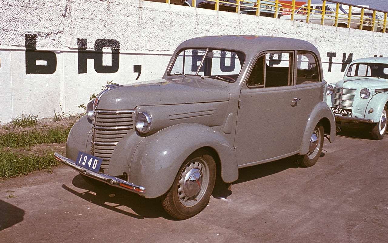 КИМ-10 – первая советская модель, предназначенная, в первую очередь, частникам. В 1941-м в серию пошли закрытые КИМ-10-50 и кабриолеты КИМ-10-51. Сохранилось девять-десять экземпляров. Кабриолет – один и представляет собой небогатый набор деталей кузова. В хорошем состоянии известны четыре-пять машин, в том числе три – в музеях в Москве и на Урале.