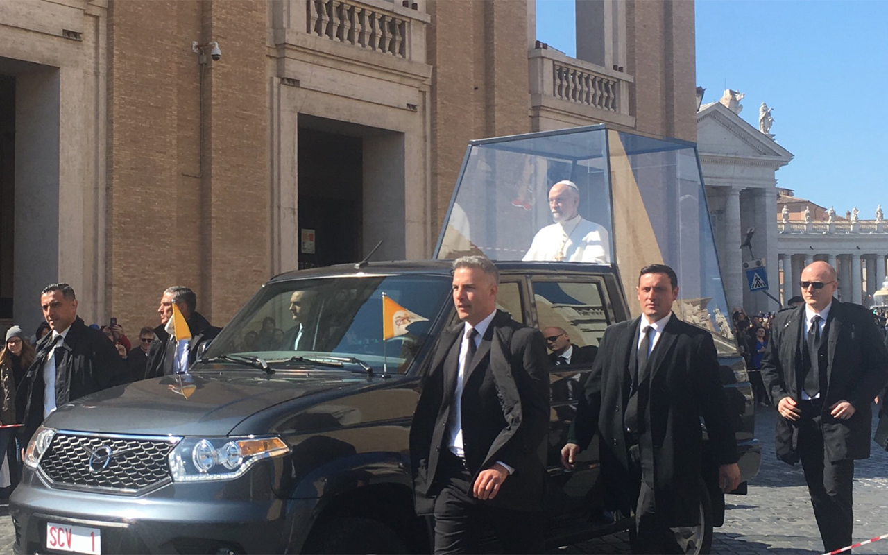Это невероятно: Папа Римский теперь ездит на пикапе УАЗ — фото 961698