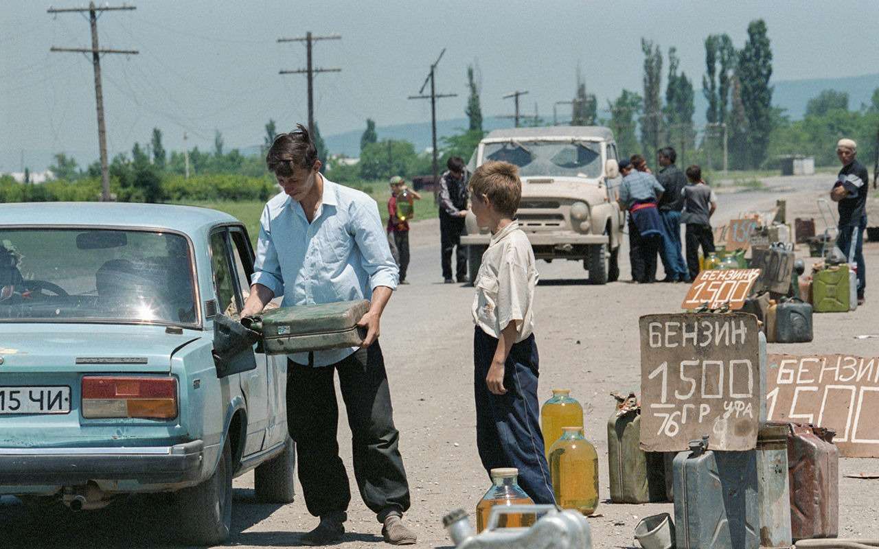 25 лет назад: бензин 1960 руб., ВАЗ — 47 млн — помните такое? — фото 1165296