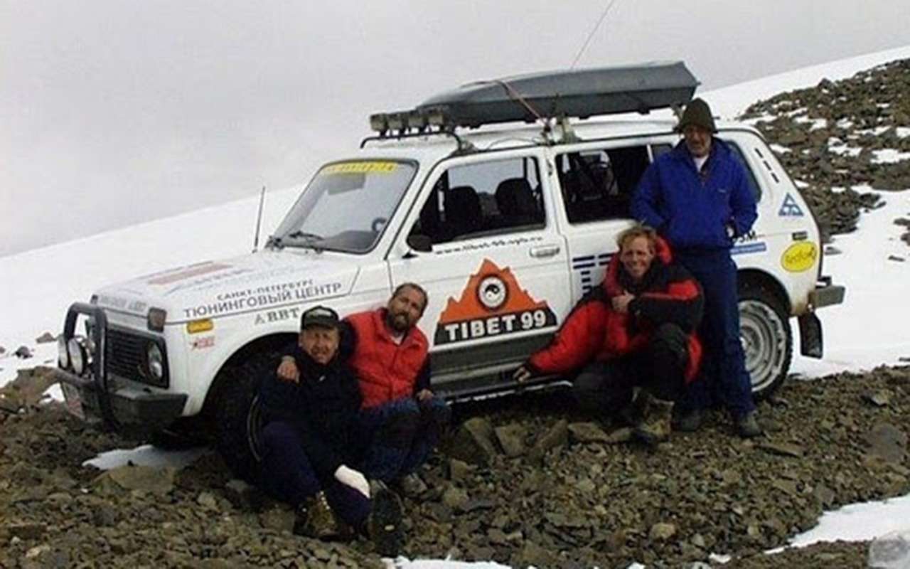 Альпинистская «Нива» с командой покорителей вершин в Тибете в 1999 году.