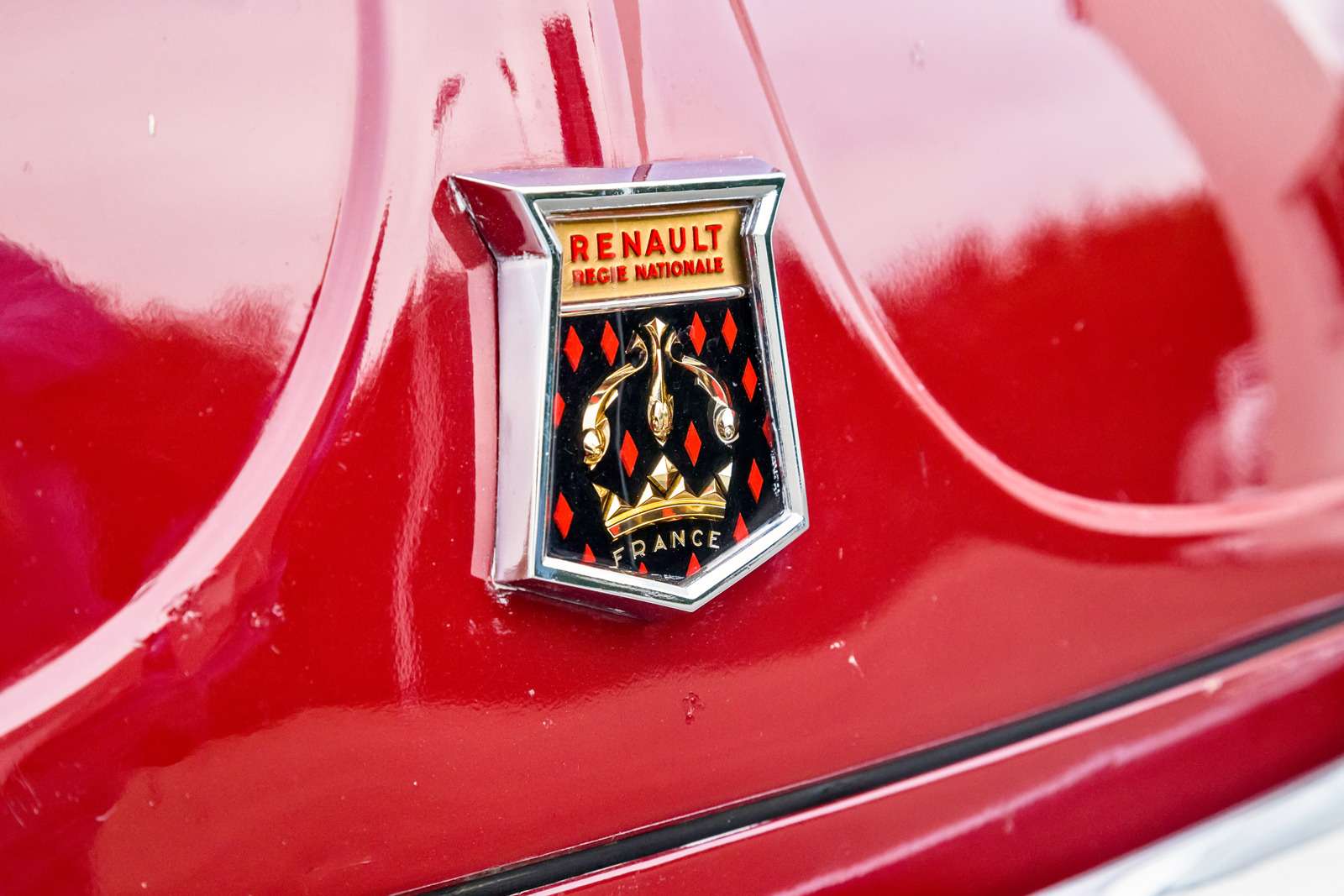 Renault Dauphine. Люксовой малолитражке – богатую эмблему.
