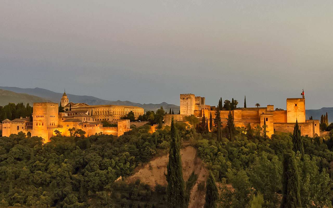 Один из обязательных пунктов посещения в Испании – мавританский замок Альгамбра (красная крепость), красивейший архитектурно-парковый ансамбль XIII-XV веков. Находится в Гранаде.