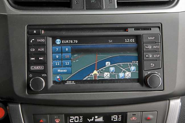 Nissan Sentra. Мультимедиасистема с навигацией и камерой заднего вида с 5,8-дюймовым дисплеем устанавливают в комп­лектациях Elegance Plus Connect и Tekna