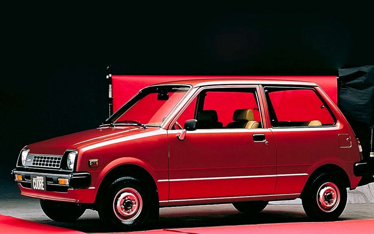 Daihatsu Cuore с колесной базой 2150 мм выпускали в 1980–1985 годах с трех- и пятидверными кузовами и моторами объемом 0,6 л (30–41 л.с.). Эта модель стала основным аналогом ВАЗ‑1111.