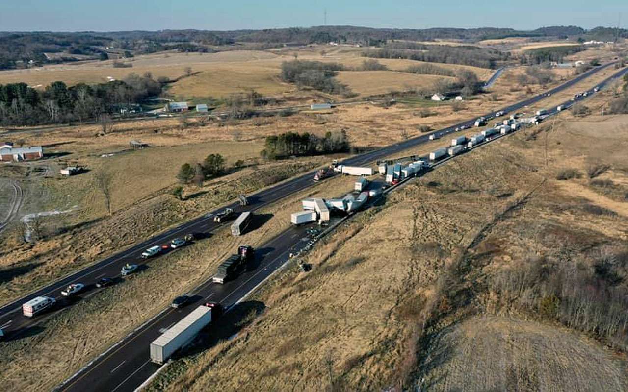 Массовая авария — более 40 машин закупорили шоссе — фото 1302750
