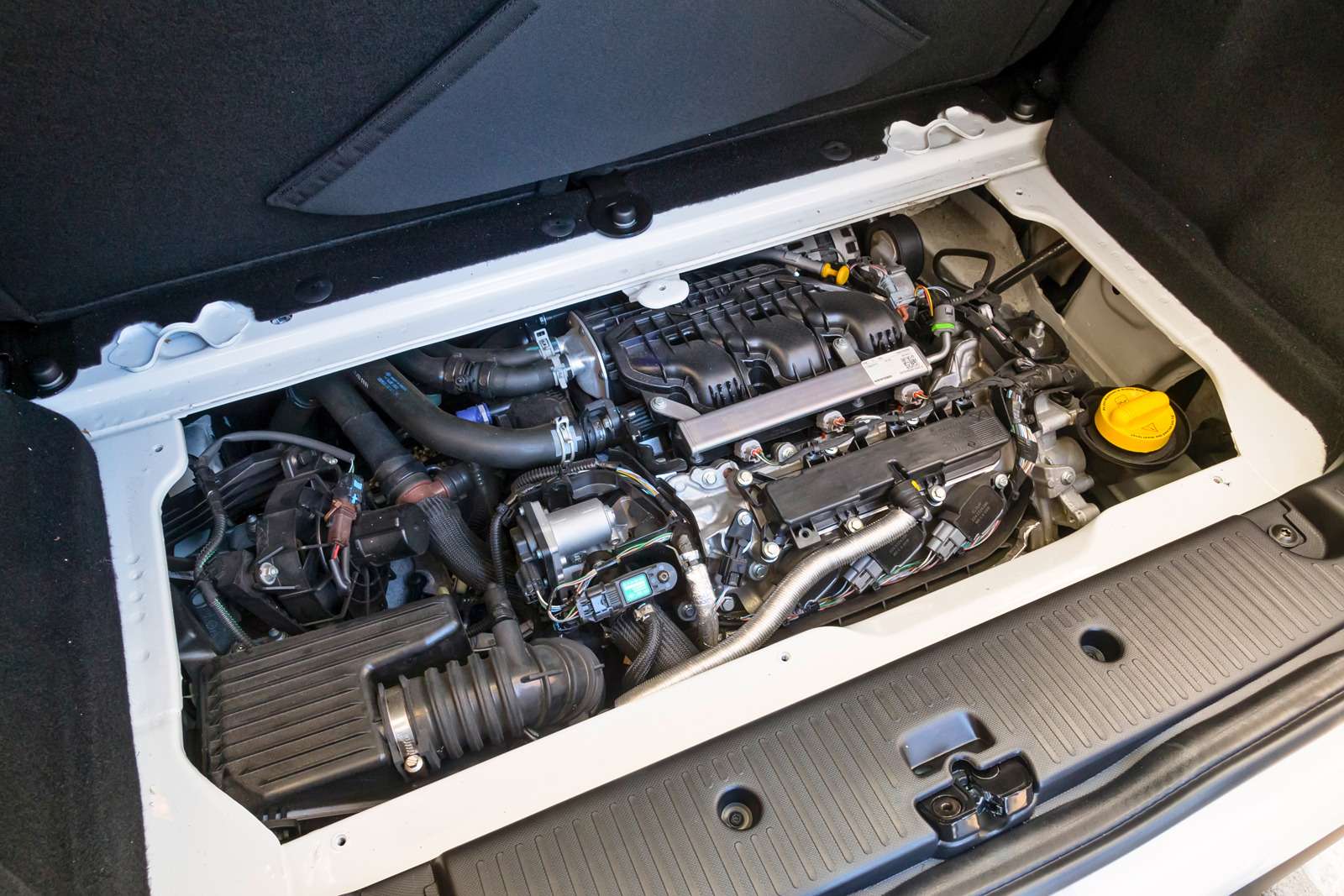 Трехцилиндровый «подпольщик» притаился под полом багажника Twingo третьего поколения.