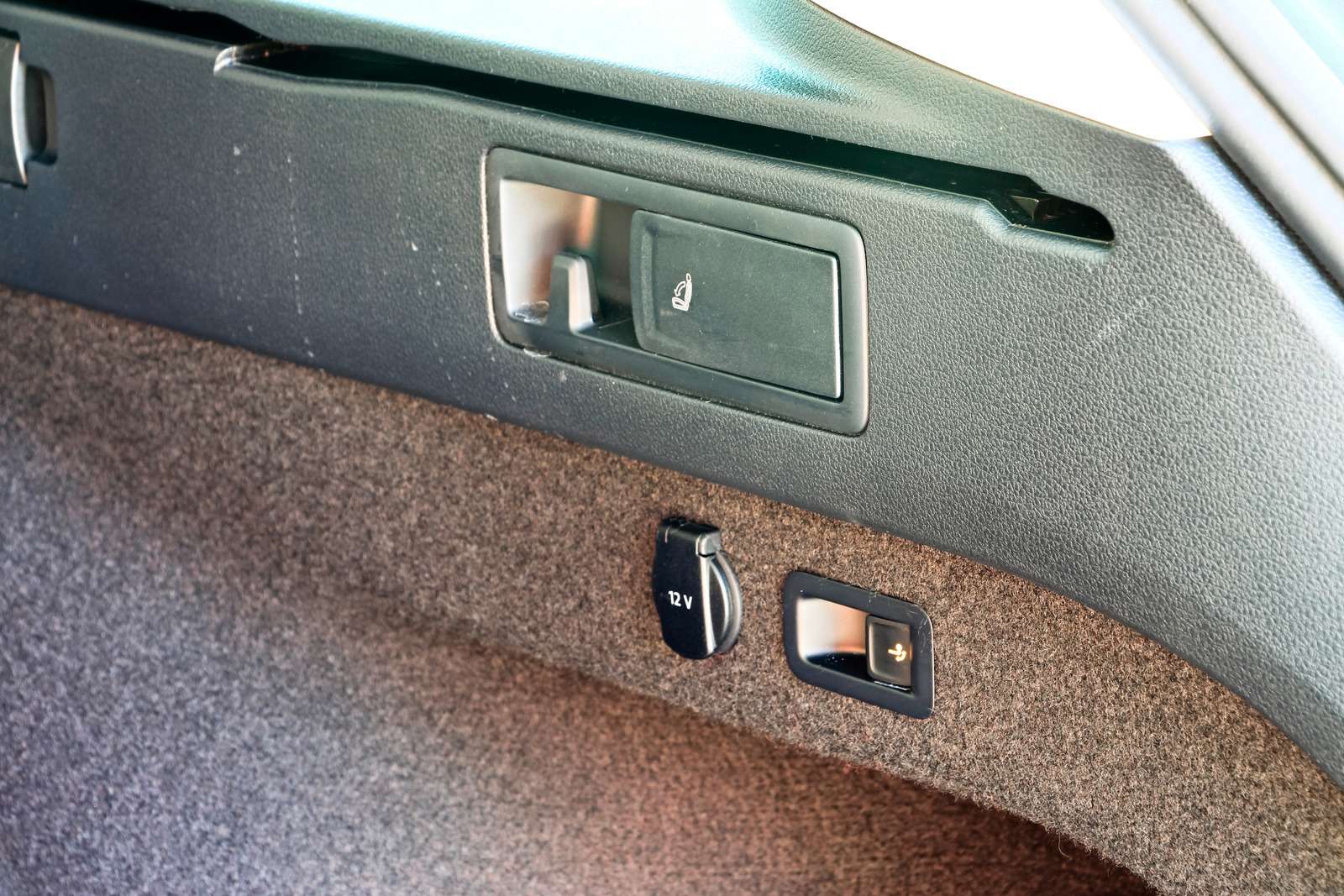 Volkswagen Passat Alltrack. Задние сиденья снабжены кнопками откидывания – удобно на тесной парковке. Опционным фаркопом с электроприводом ведает кнопка в багажнике.