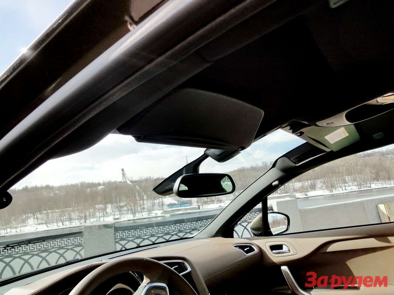 Верхнюю границу панорамного лобового стекла можно раздвигать пассажиру и водителю раздельно, увеличивая или уменьшая угол обзора. Идея впервые воплотилось на модели Citroen C3.