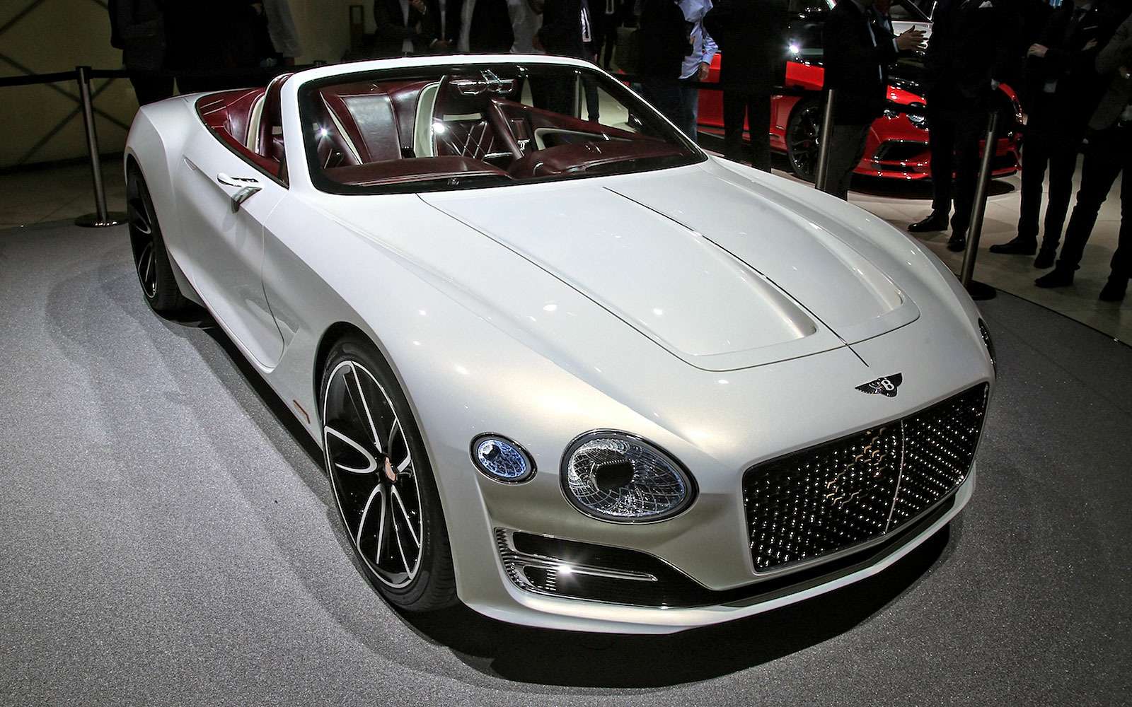 Безвредная красота: Bentley показала родстер EXP 12 Speed 6e — фото 718271