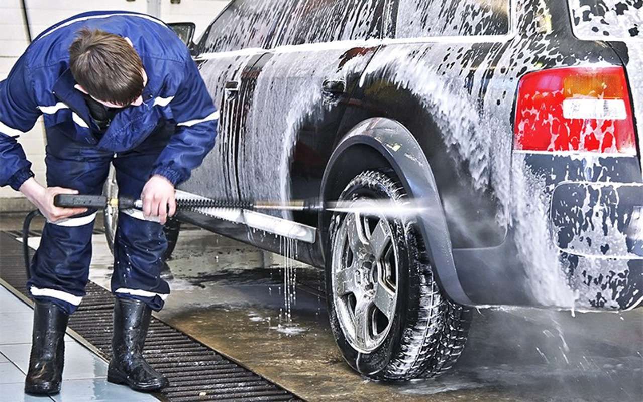На автомойке попросите тщательно помыть колесные ниши и днище автомобиля. Там скапливается больше всего зимних противогололедных реагентов.