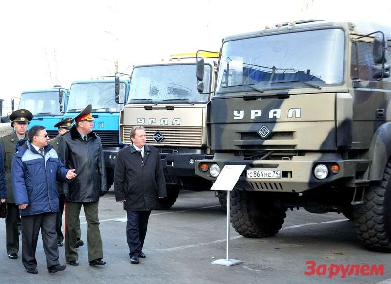 Главнокомандующий Сухопутными войсками осматривает автомобили Урал
