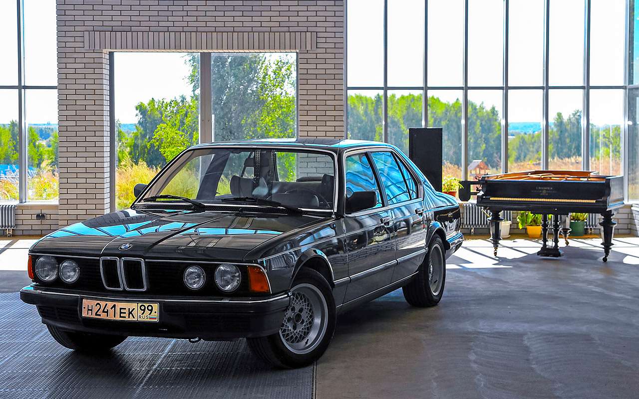 Этот BMW 728i до сих пор прекрасно обходится без тотальной компьютеризации, без огромных цветных дисплеев и вспомогательных устройств, мешающих общаться с машиной напрямую.