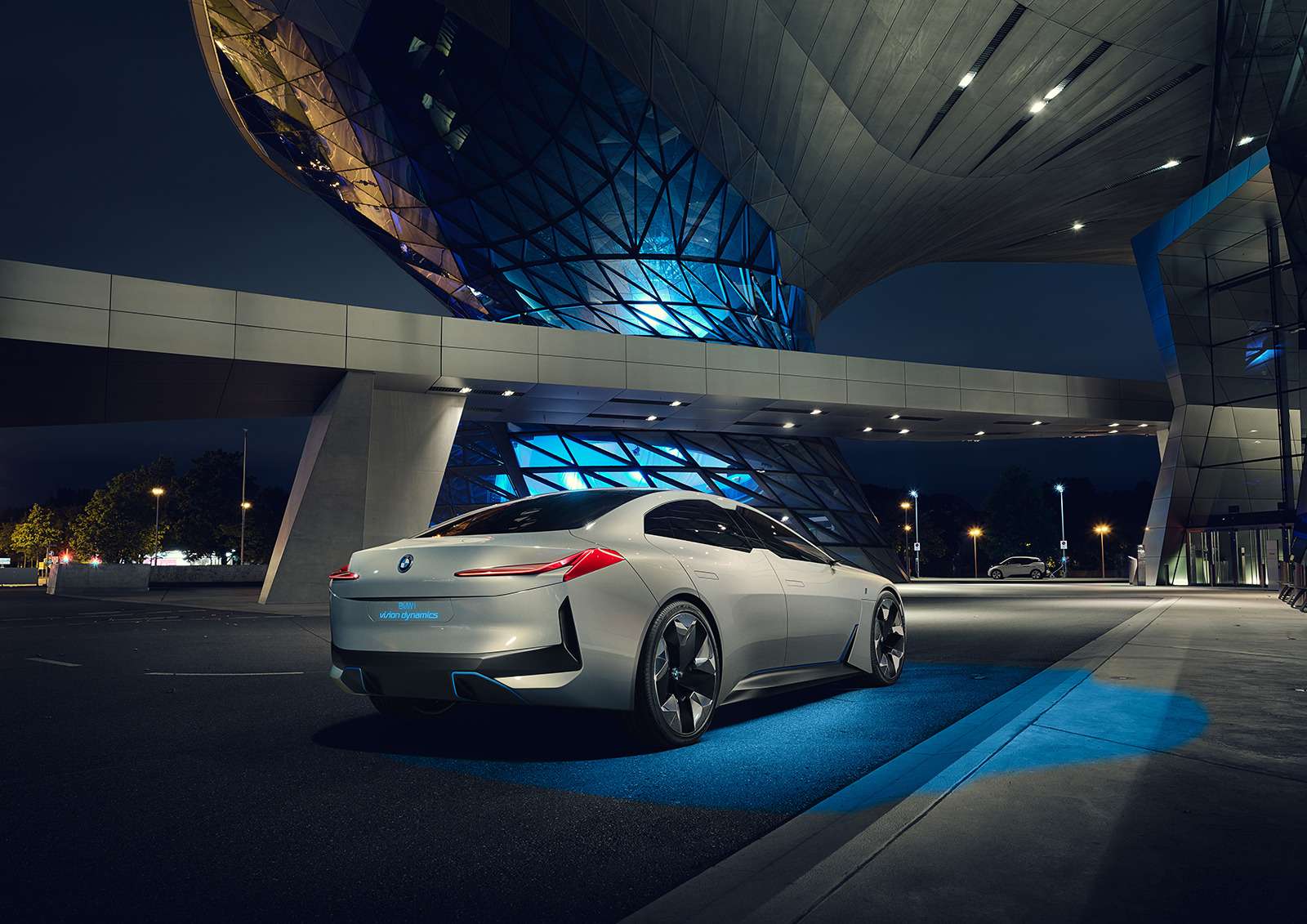 BMW представила конкурента Tesla Model 3 — фото 793605