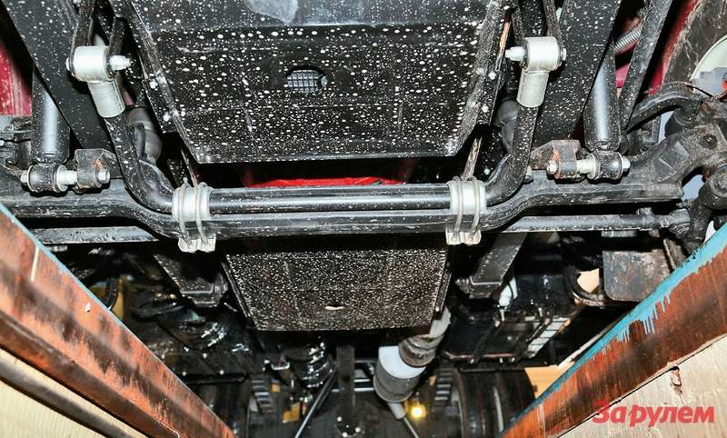 Стабилизатор поперечной устойчивости передней подвески технически изящно размещен в нише балки моста