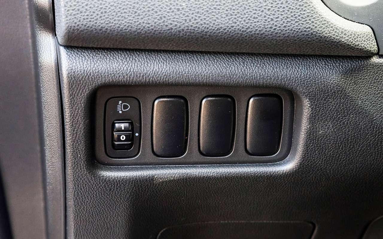 Три заглушки, ни одной кнопки – и это топ-версия?!
