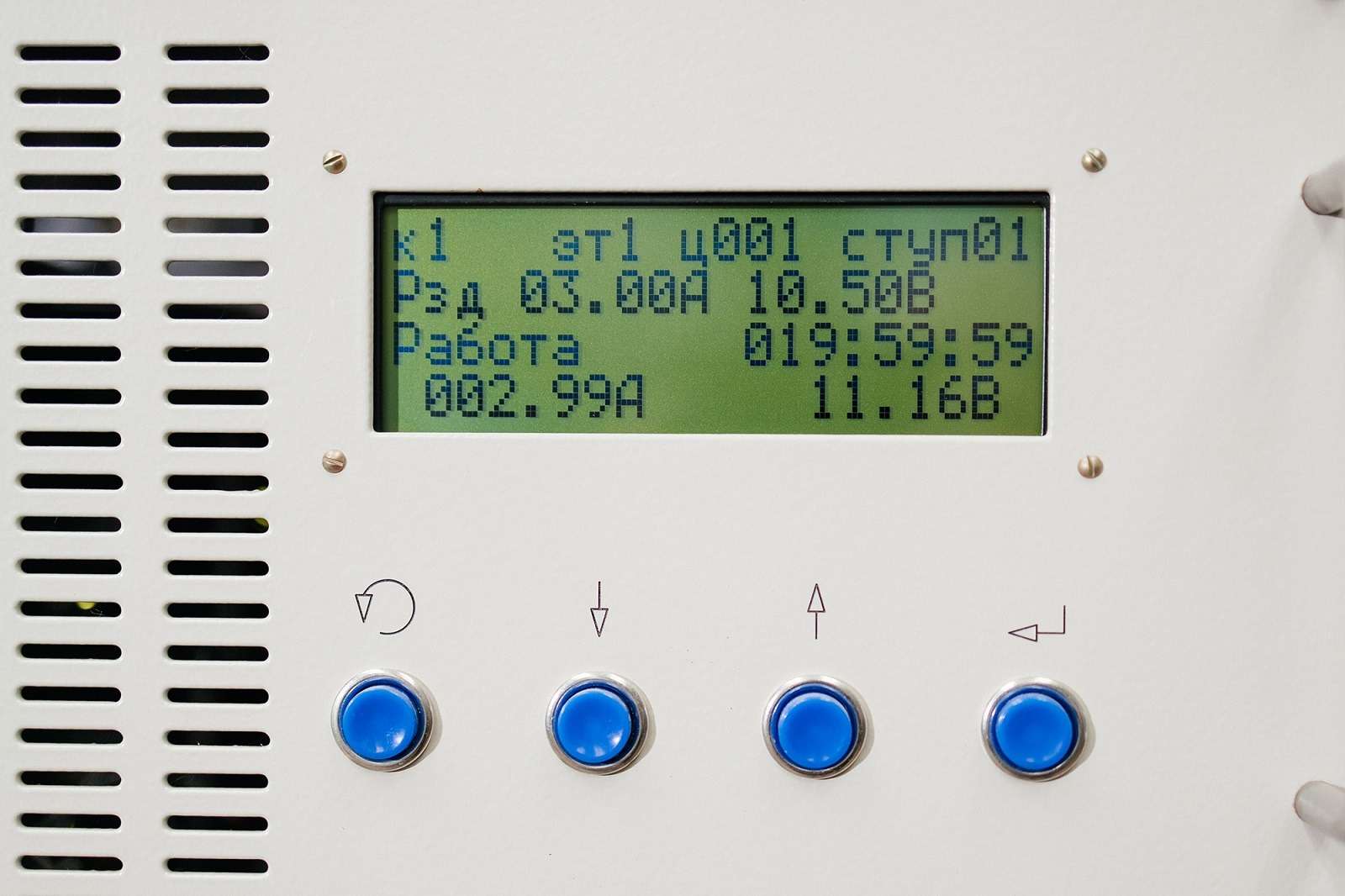 Зарядно-разрядный стенд для электрических испытаний батарей. На дисплее прибора отражены: заданный и фактический ток разряда 3,00  (2,99) А, продолжительность разряда 019:59:59, напряжение при данной продолжительности разряда 11,16 В и напряжение окончания испытания -10,50 В.