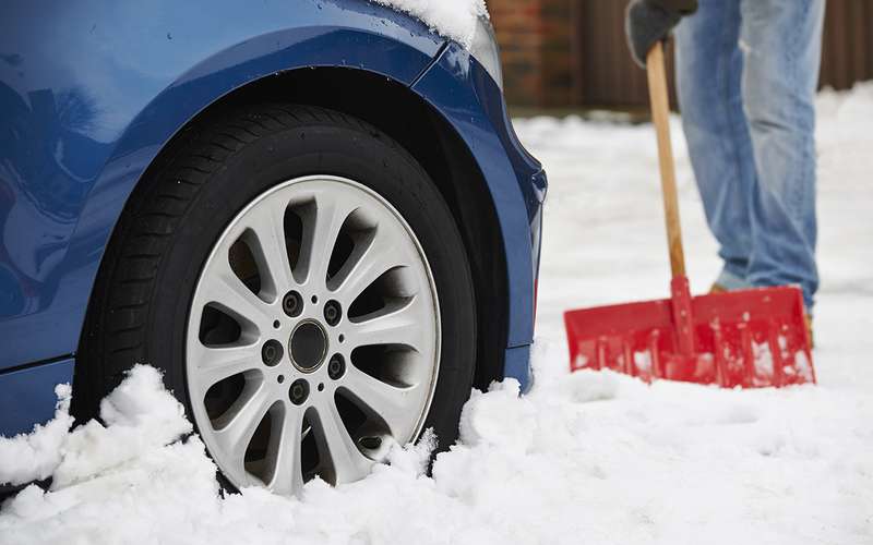 9 способов выбраться, если автомобиль застрял в снегу