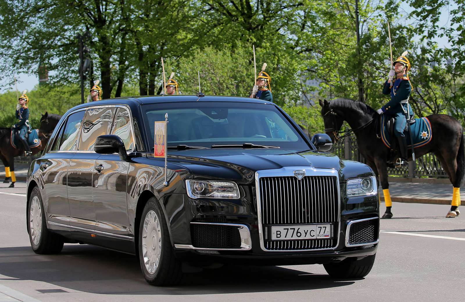 Лимузин президента: 4 факта о самом крутом российском автомобиле — фото 868526